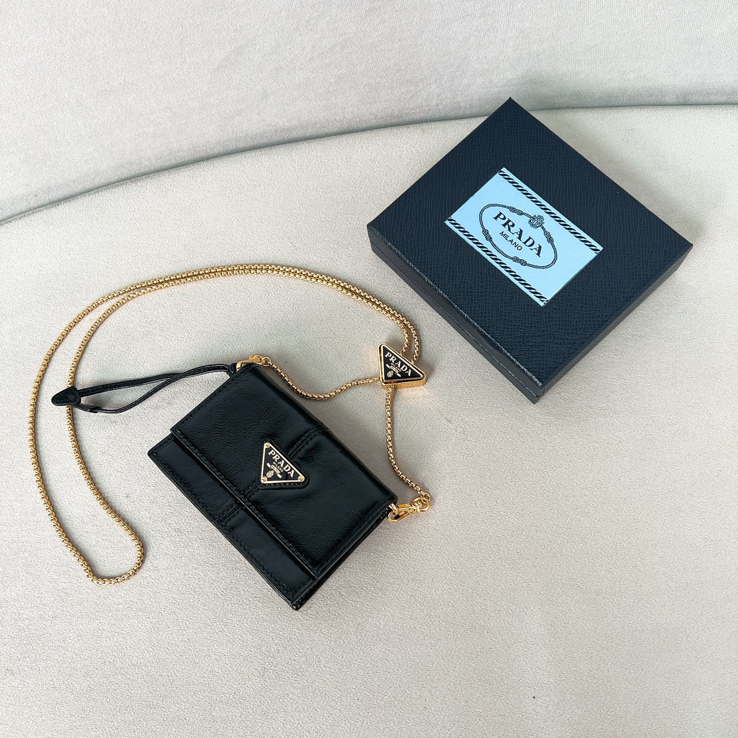 프라다 숄더 스트랩 사피아노 가죽 카드 지갑 1MR034