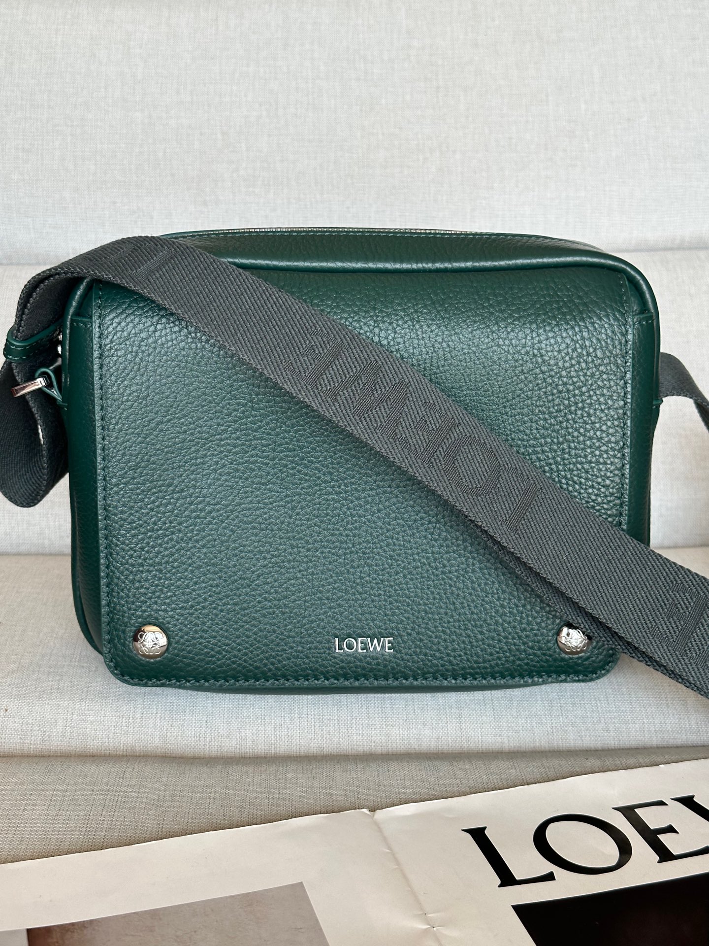 로에베 - 미디엄 페블 소가죽 메신저백 23-18-9cm