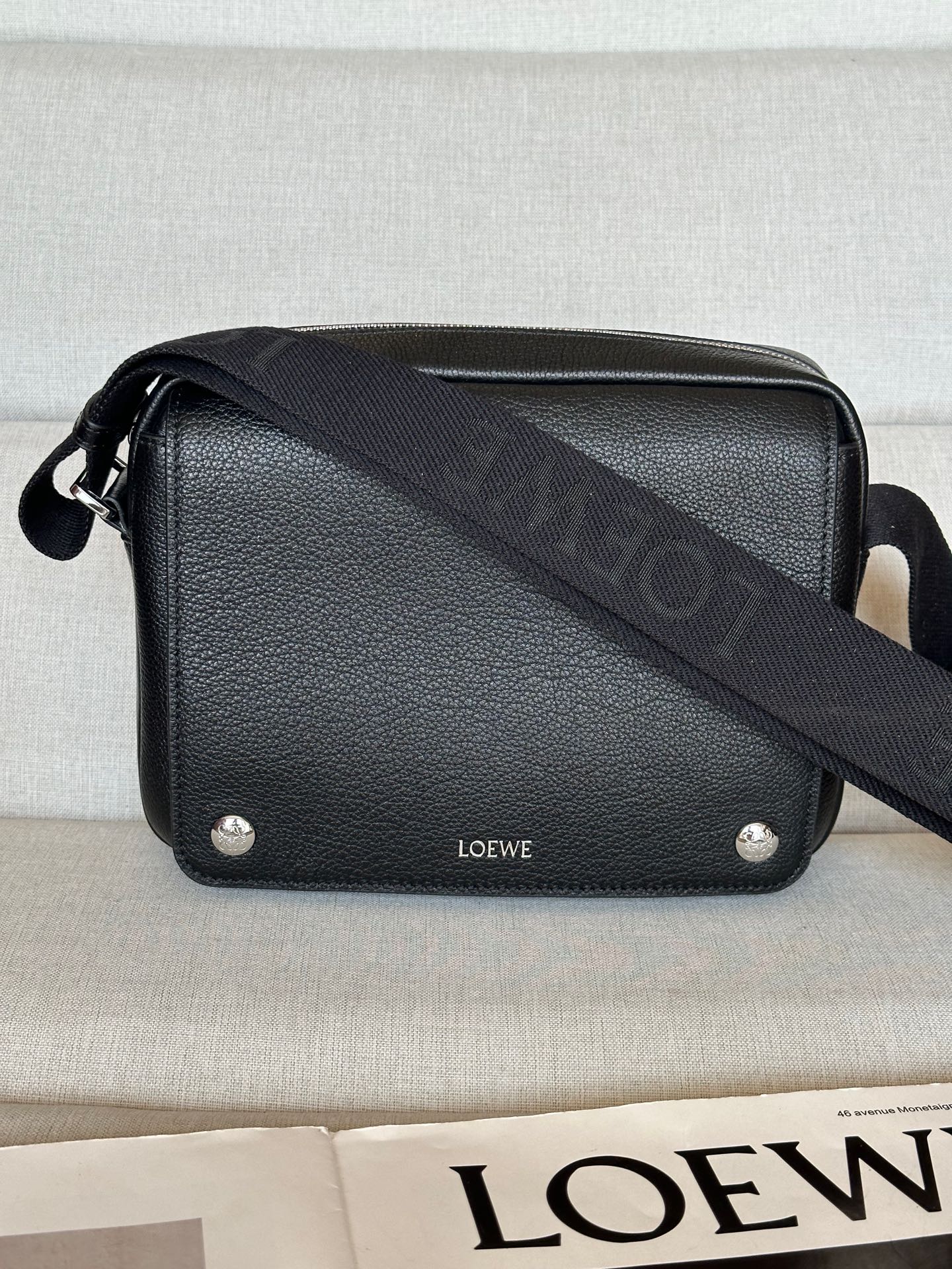 로에베 - 미디엄 페블 소가죽 메신저백 23-18-9cm