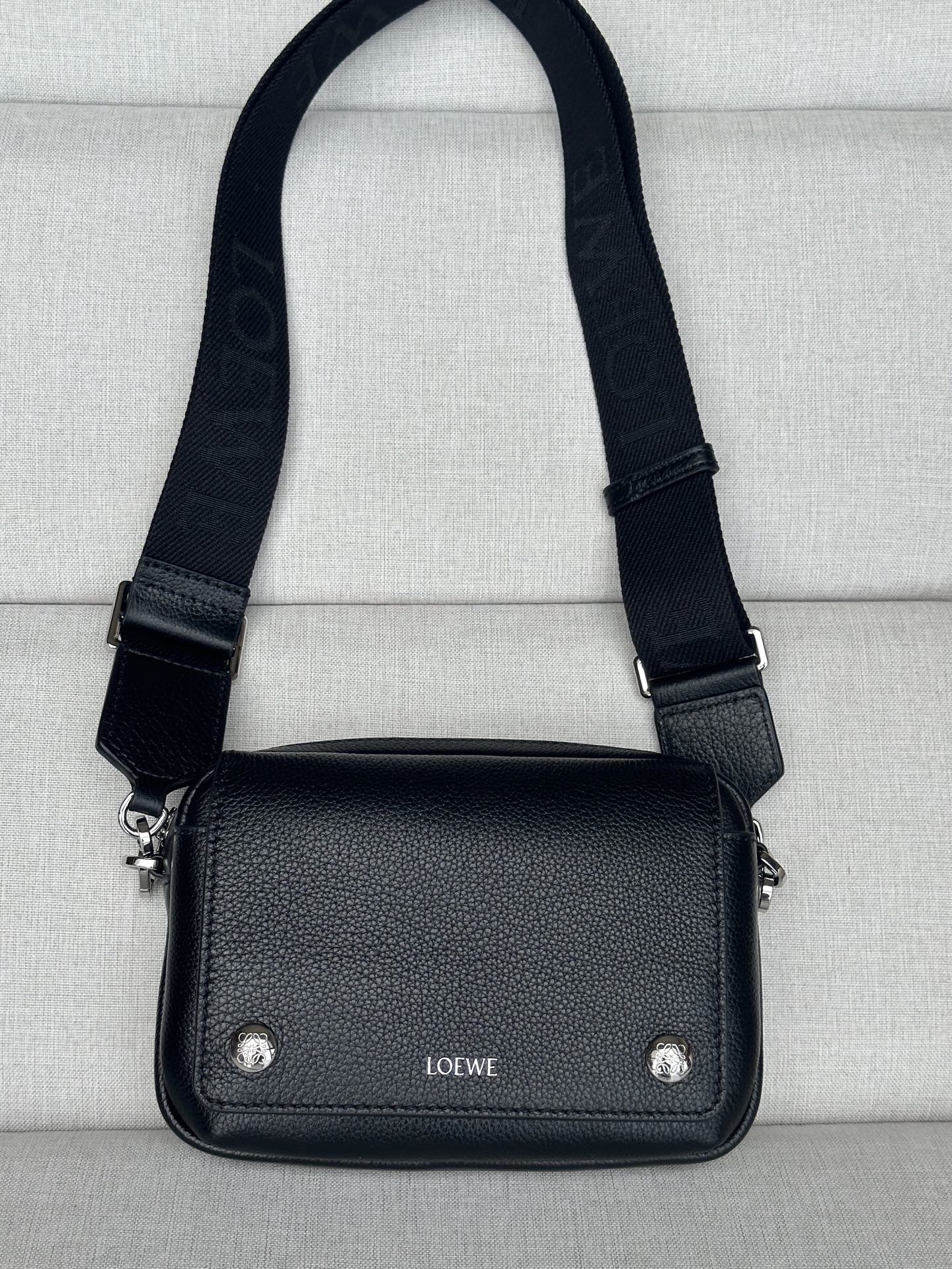 로에베 - Small Pebble  소가죽 메신저백 20*6*12.5cm