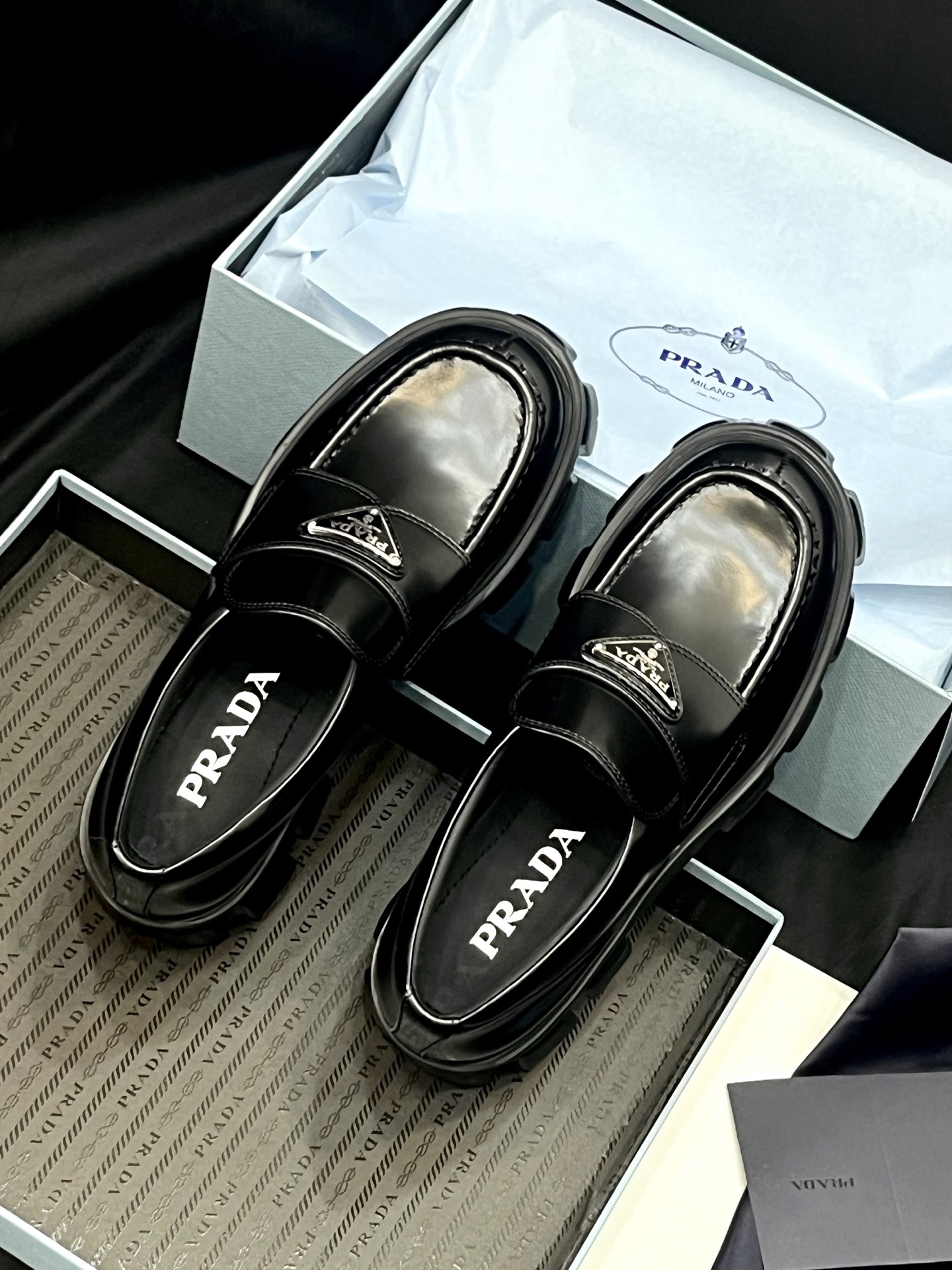 프라다 Monolith 가죽 로퍼