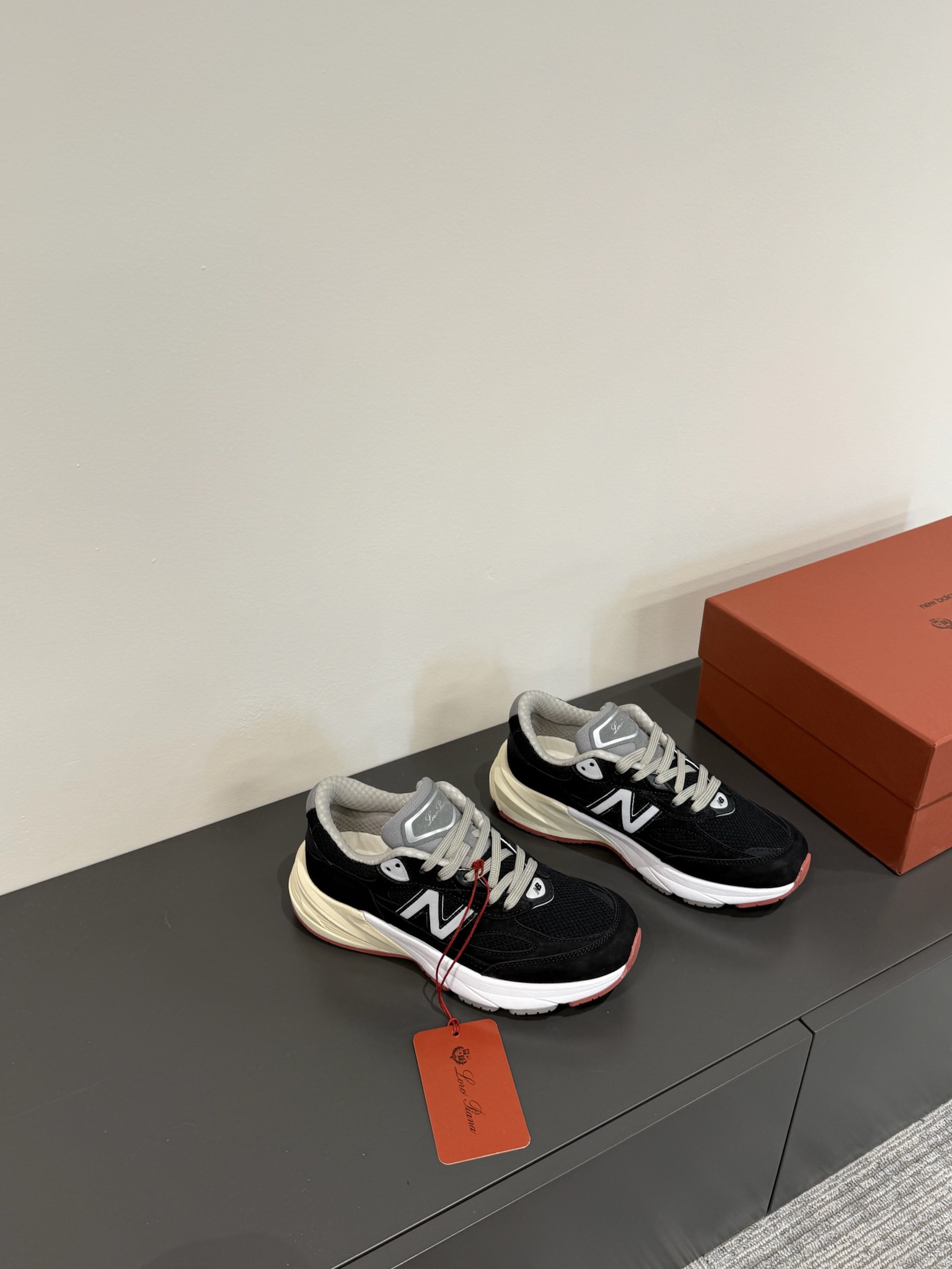 로로피아나 × 뉴발란스 콜라보 스니커즈