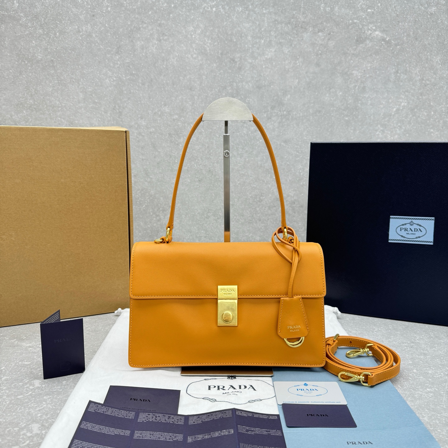 Prada  소프트 사운드 숄더 백  28×9×17cm