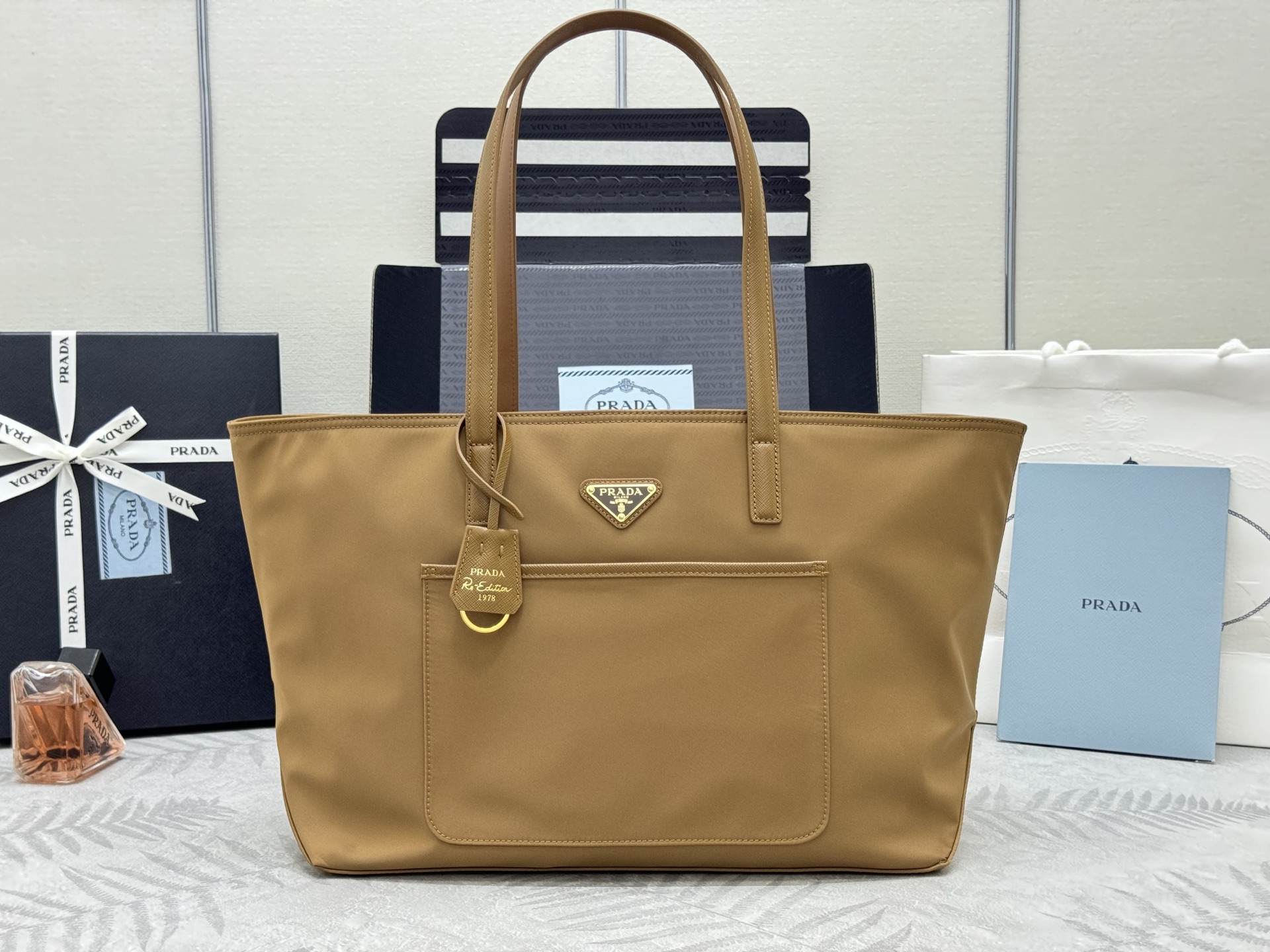 프라다 리에디션 1978 미디엄 리나일론 토트백 1BG555 35x26x15cm