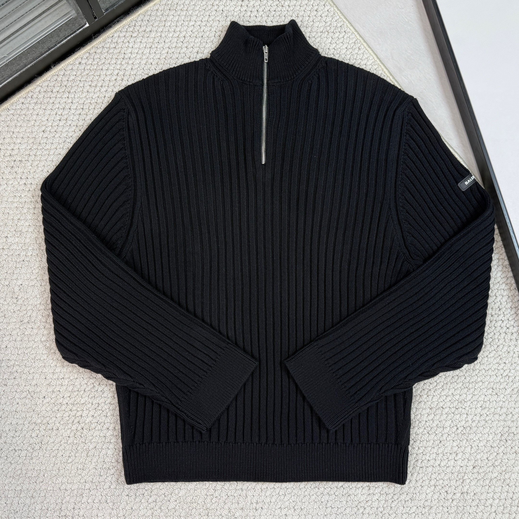 발렌시아가 하프집 니트 스웨터