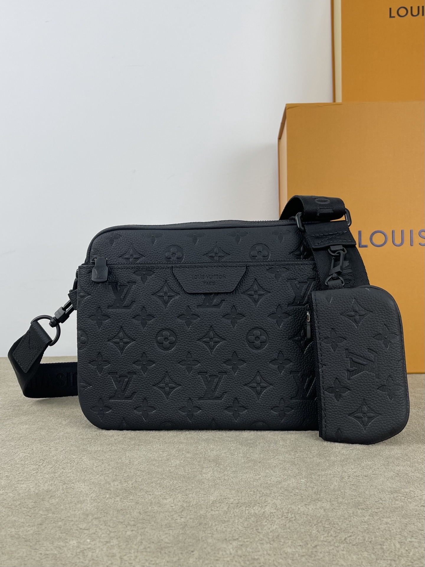 루이비통 트리오 메신저백  M26713 18.5 x 7 x 25cm