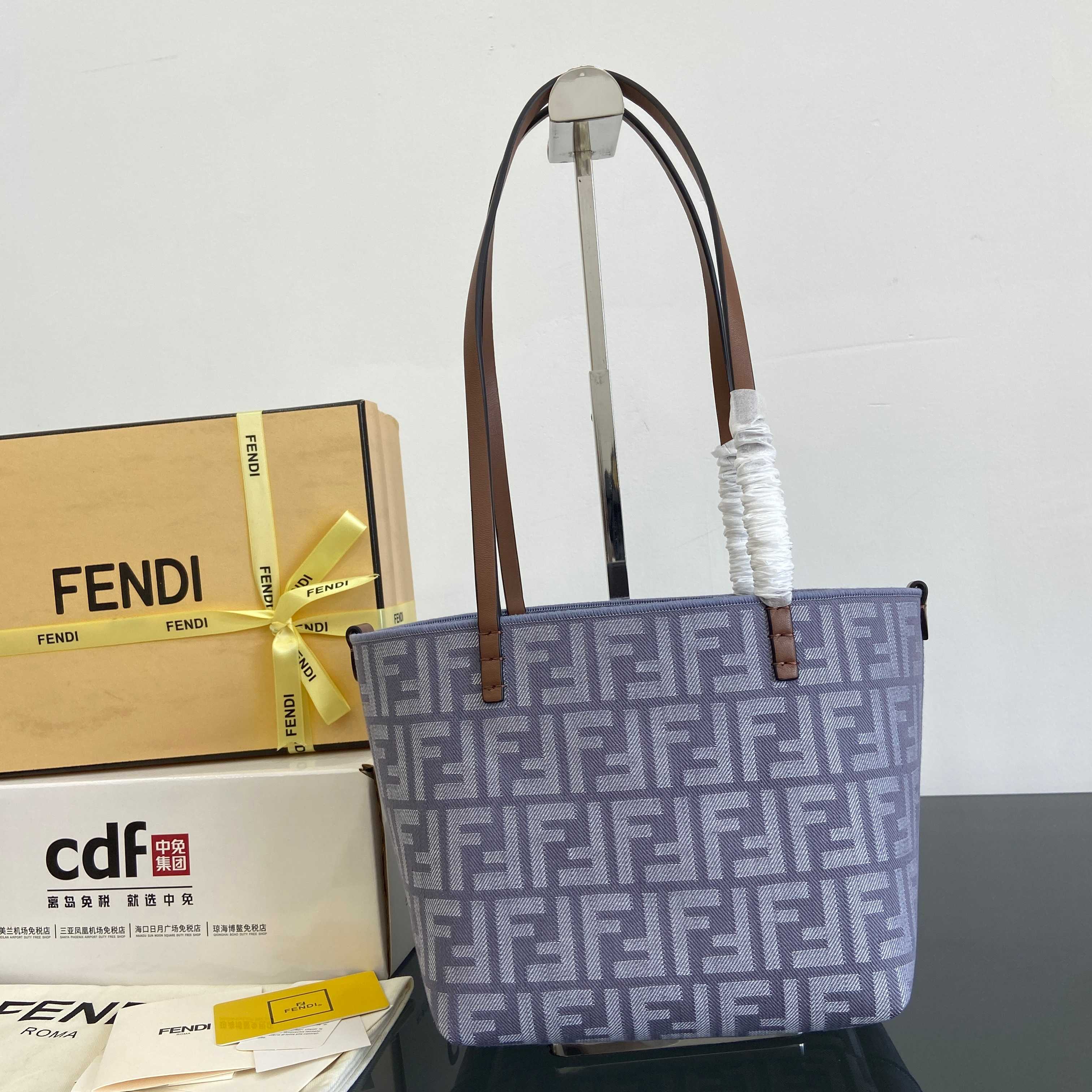 펜디 스몰 롤 리버서블 쇼퍼 백 8BH424  19.5cm·15cm·:23cm·