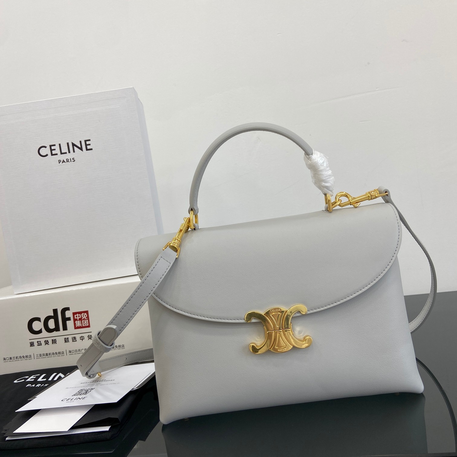 셀린느 미디움 니노 백 서플 카프스킨  117523  25.5x18.5x10cm