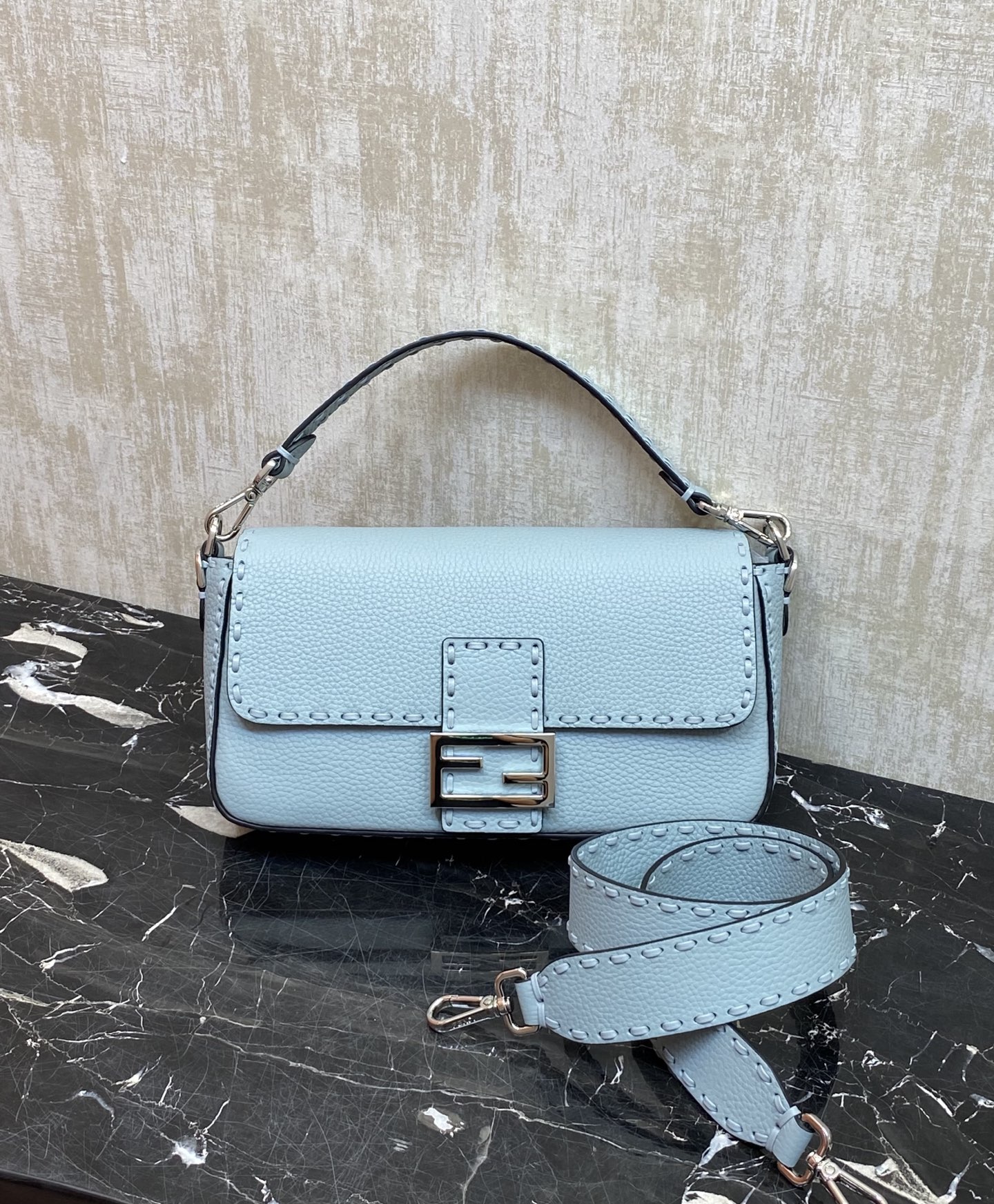 펜디 바게트 미디움 백 8BR600 27-6-15 cm