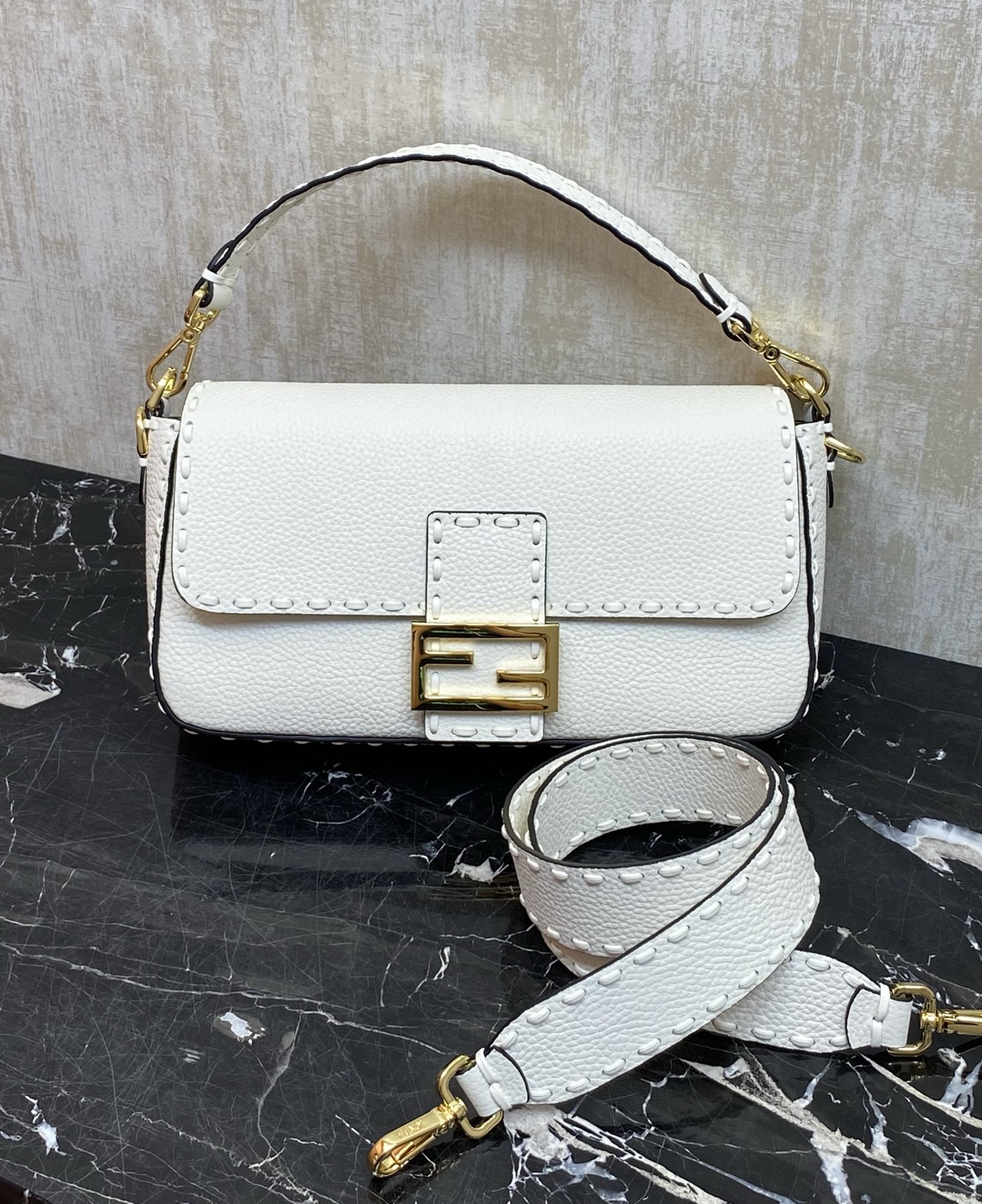 펜디 바게트 미디움 백 8BR600 27-6-15 cm