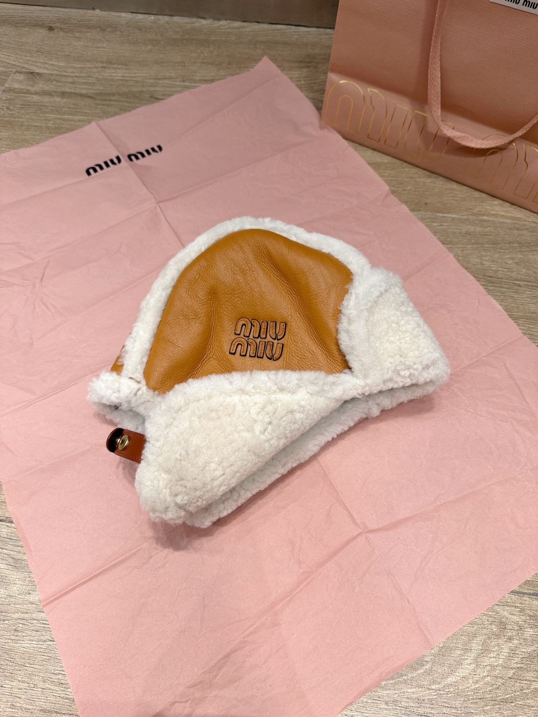 미우 미우 Miu Miu  Shearling hat