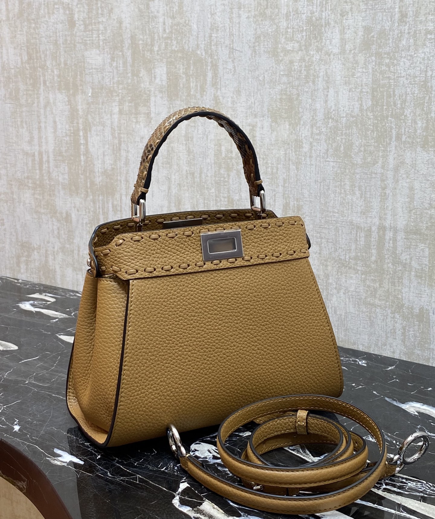 FENDI 미니 피카부  18 X11 X 23 cm