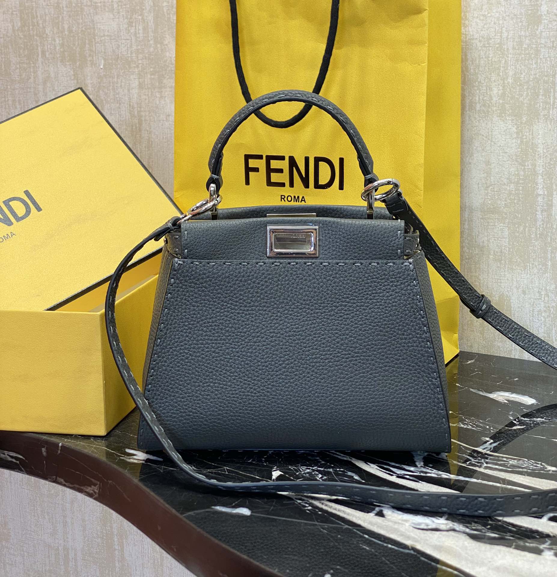 FENDI 미니 피카부  18 X11 X 23 cm