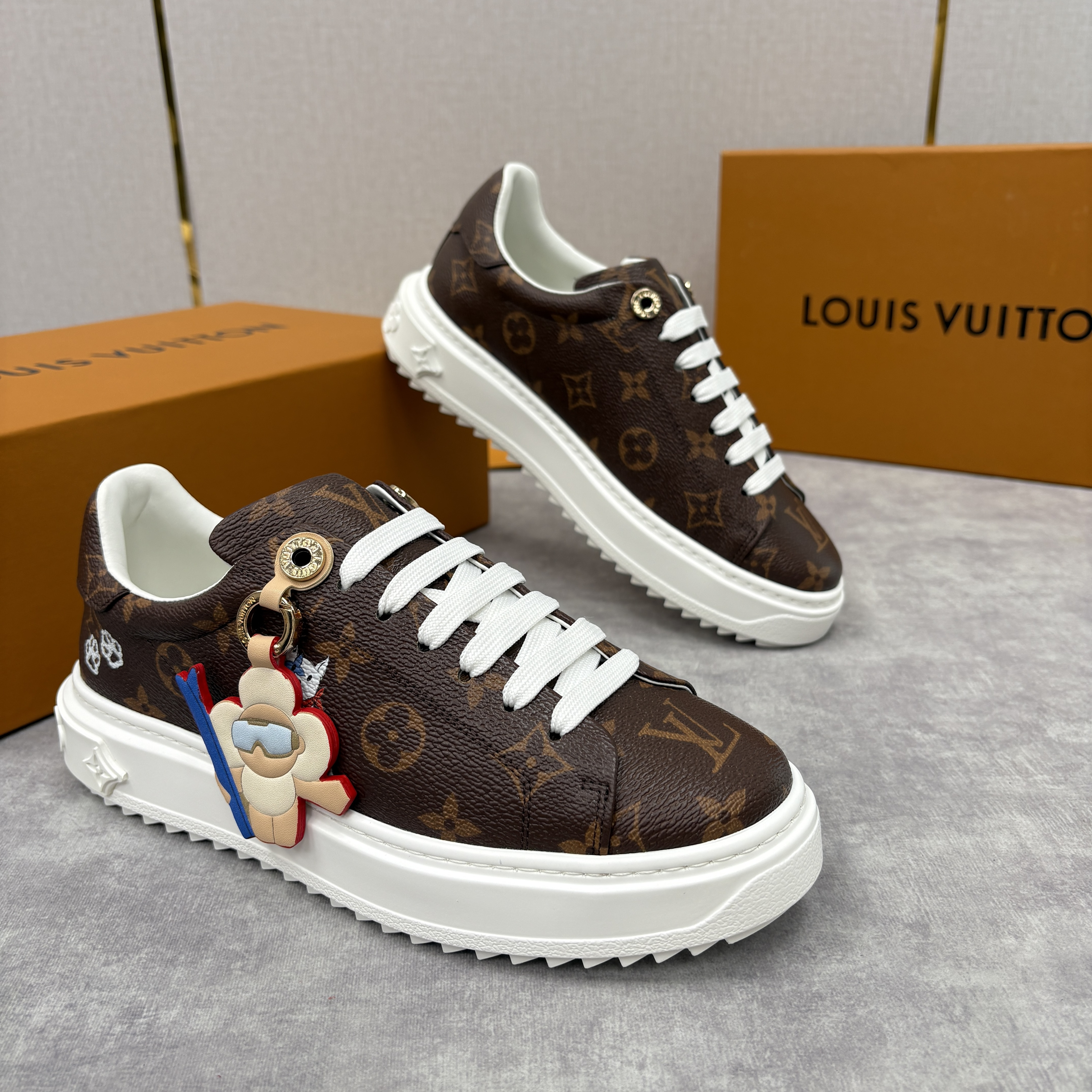 루이비통 비비엔 타임 아웃 스니커즈 1AIVHV